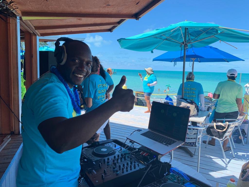 StanielCay's tweet photo. Another Staff Beach Party in the books!

💙Celebrating the Best Team in the world! ⁣

Competitive spirit was fierce between Team Blue &amp; Team Yellow during events like three legged race, egg drop relay, hula hooping, volleyball, dominoes &amp; tug-o-war!! ⁣

We love our SCYC Team! https://t.co/F6KYrB29Fh