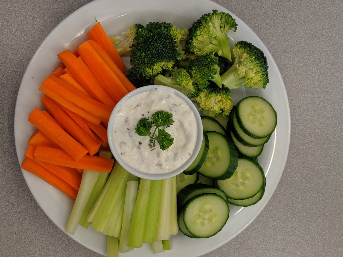jsheareeves's tweet photo. Healthy snacks. Healthy chats. #CFG encourages us to involve others in planning and preparing meals, and to eat meals together. This month in #FDS421 we are all about health snacks & being mindful of your eating habits. #handsonlearning #KRHS #veggies https://t.co/mJUai84tBW