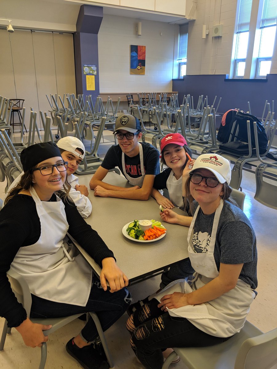 jsheareeves's tweet photo. Healthy snacks. Healthy chats. #CFG encourages us to involve others in planning and preparing meals, and to eat meals together. This month in #FDS421 we are all about health snacks & being mindful of your eating habits. #handsonlearning #KRHS #veggies https://t.co/mJUai84tBW
