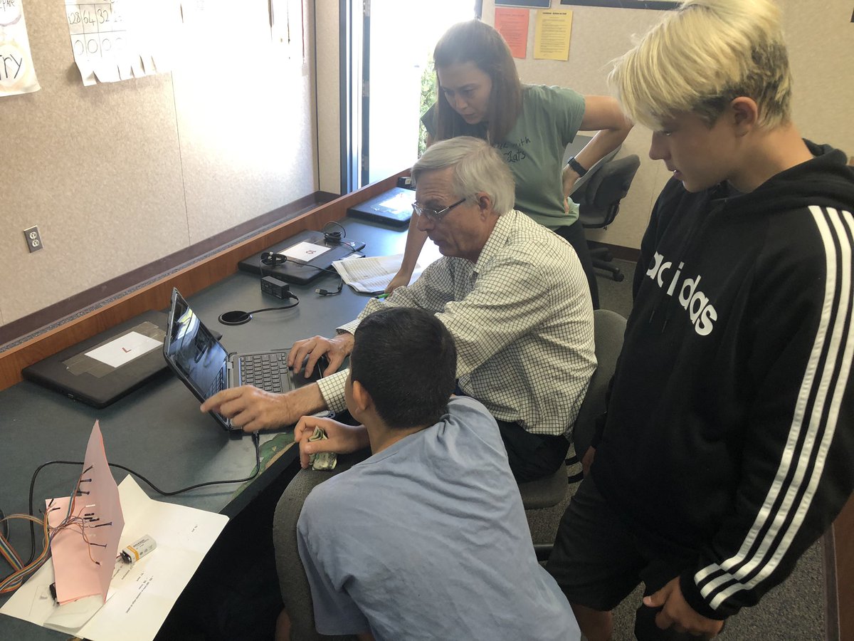 TheMakerBit's tweet image. At @lcccsma as @rogerwagner and @Seval_Karanfil in the @CajonValleyUSD instruct #computerscince #physicalcomputing using @TheMakerBit