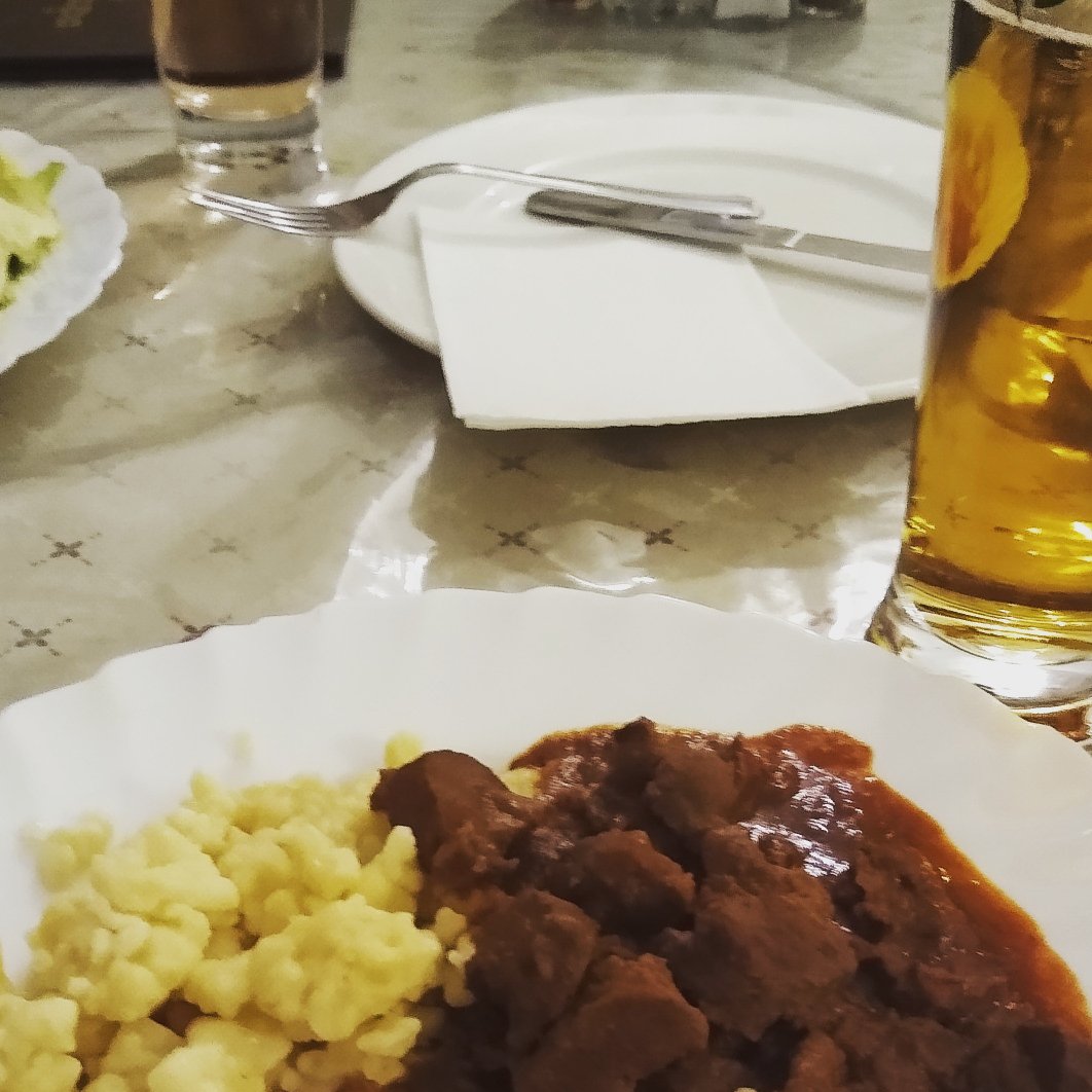 netzwege's tweet photo. Erster Abend in #Budapest und gleich perfektes traditionelles Essen zum kleinen Preis gefunden: Lecker #Pörkölt mit #Nockerln - Insider-Tipp von Kollegin von @marinaahne https://t.co/wqvOnfAD8W