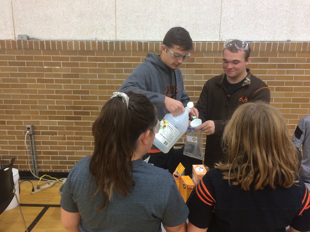 BenCarterIA's tweet photo. Kids science day fun!!! #mepoclassroom https://t.co/XRitgFnzkG