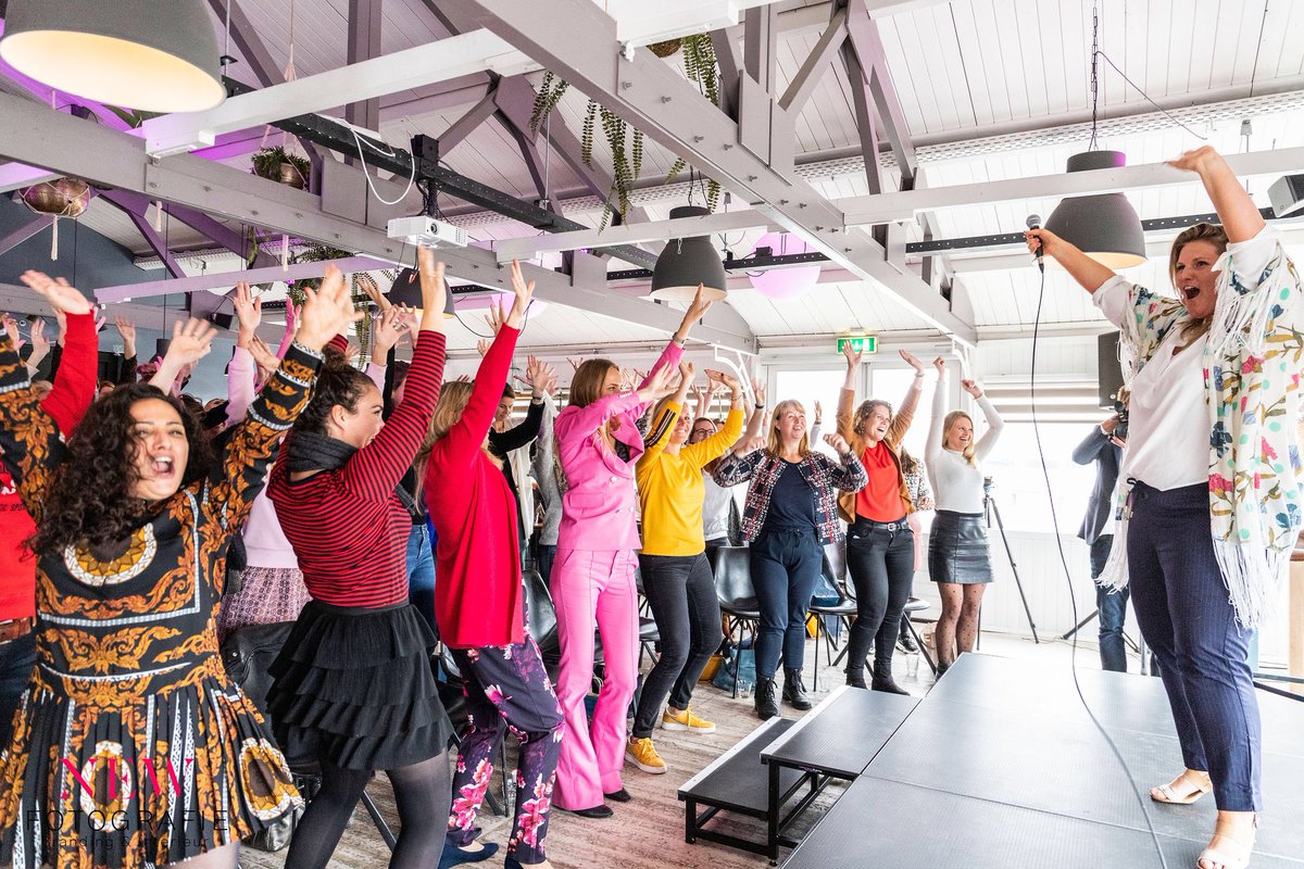 merlemudde's tweet photo. En toen deed ik iets geks, ik schreeuwde door de mic: “Schudden met die kontjes” En los ging iedereen! Alles is energie dat weet @tonyrobbins dus wij gingen ook even helemaal los op: Who run the world? Girls! https://t.co/Ksa2qqWDPc