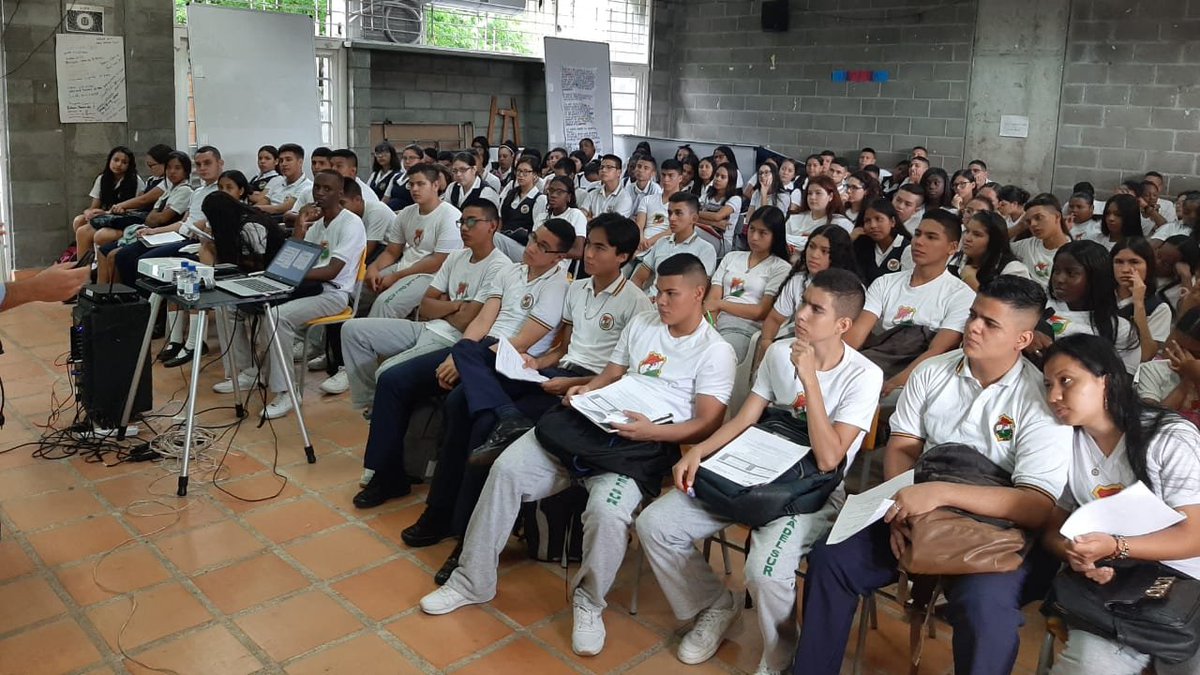 Twitter 上的 Cámara Comercio Cali："Hoy en #PotenciaE, estudiantes de la  Institución Educativa Villa del Sur conocieron dos historias de grandes  emprendedores: Remy Calero de @aseoyapp y Carlos David Giraldo de #Apix, con