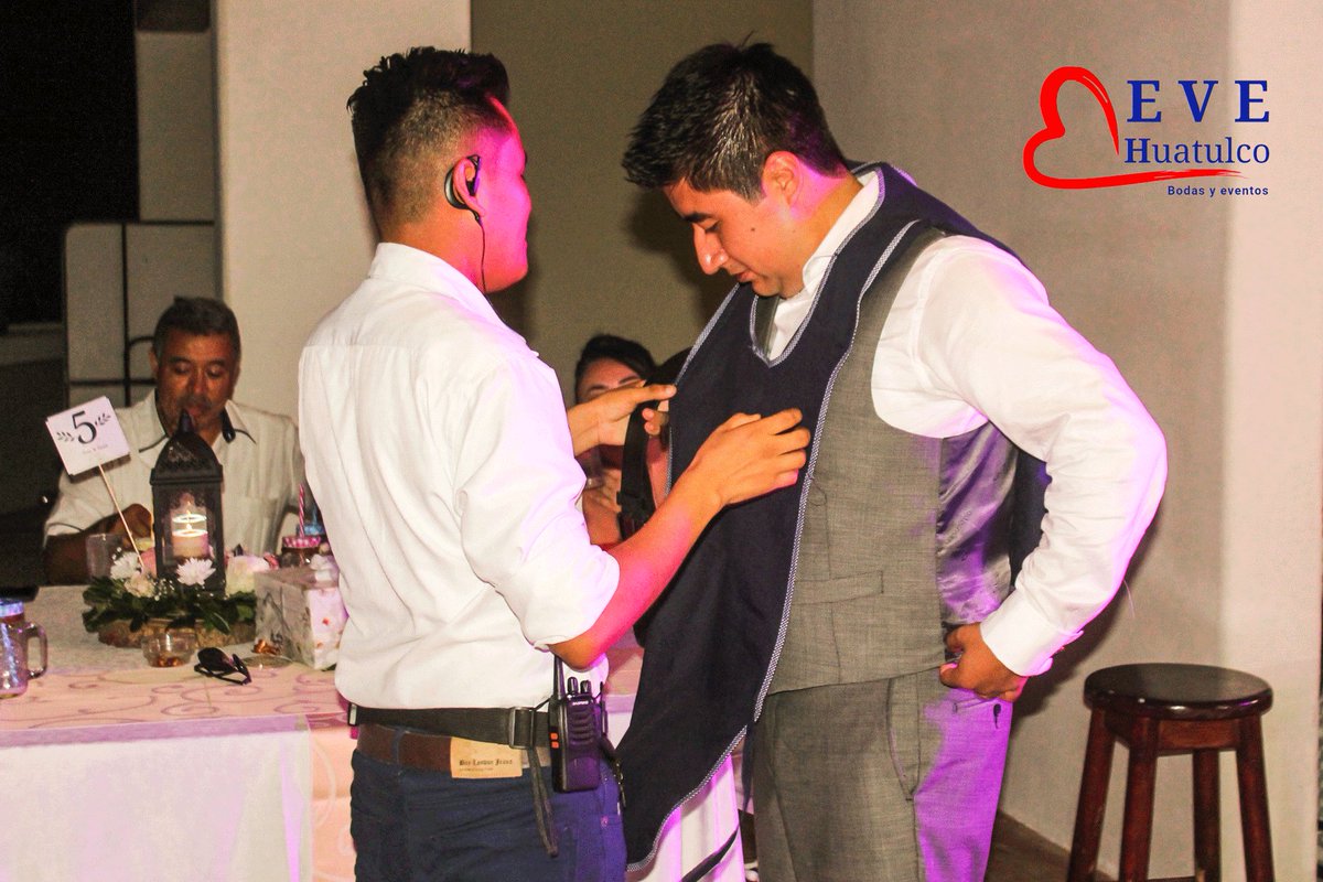 trende_events's tweet photo. Estamos al pendiente del novio 🤵 en todo momento en su boda.
#weddingplanner #weddinghuatulco #bodasevehuatulco https://t.co/1gNzjDrM2r