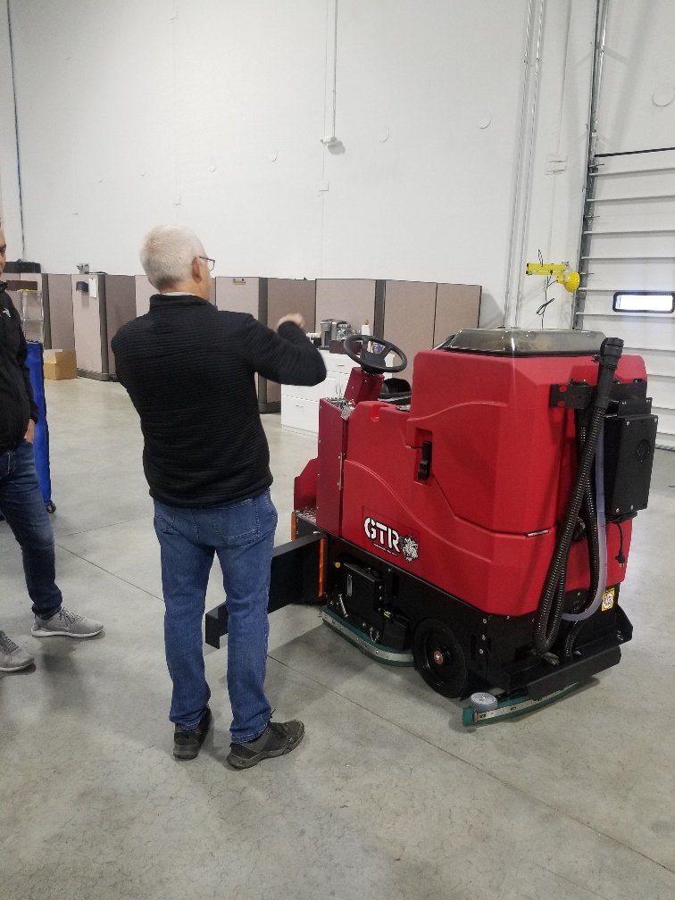 ContractSweeper's tweet image. Our very own Mark Dusseau demonstrating the benefits of a Factory Cat Floor Scrubber.

#Contract #ContractSweepers #FactoryCat #FloorScrubbing
