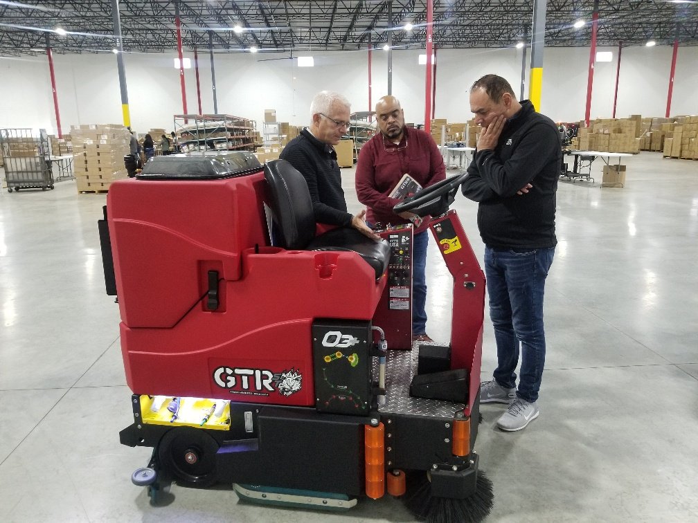 ContractSweeper's tweet image. Our very own Mark Dusseau demonstrating the benefits of a Factory Cat Floor Scrubber.

#Contract #ContractSweepers #FactoryCat #FloorScrubbing