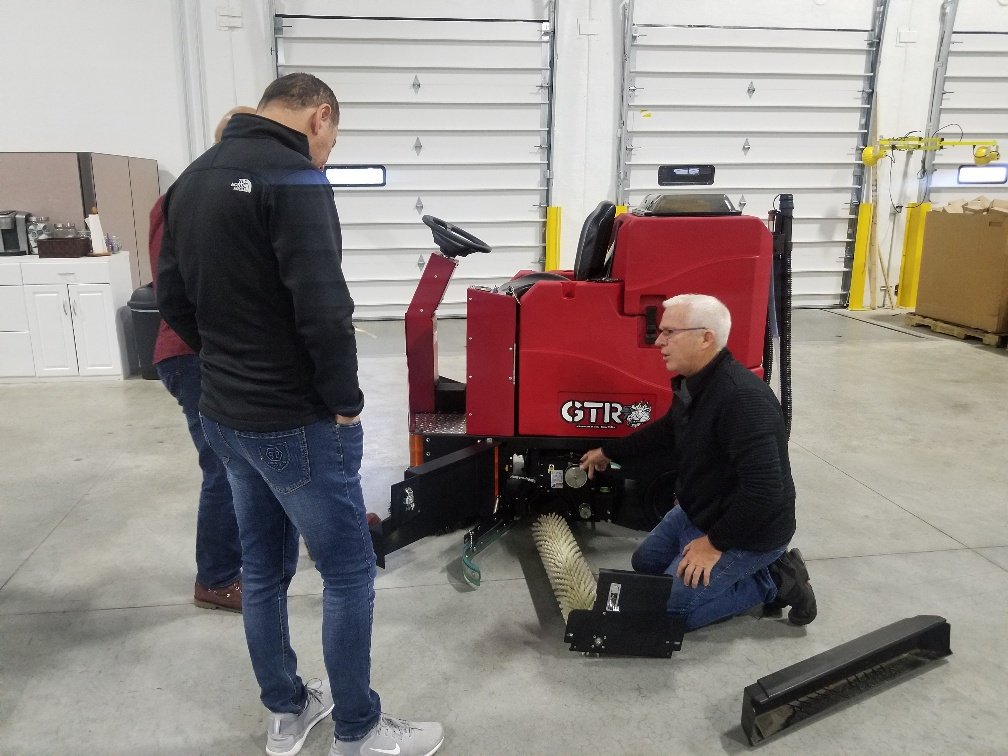 ContractSweeper's tweet image. Our very own Mark Dusseau demonstrating the benefits of a Factory Cat Floor Scrubber.

#Contract #ContractSweepers #FactoryCat #FloorScrubbing
