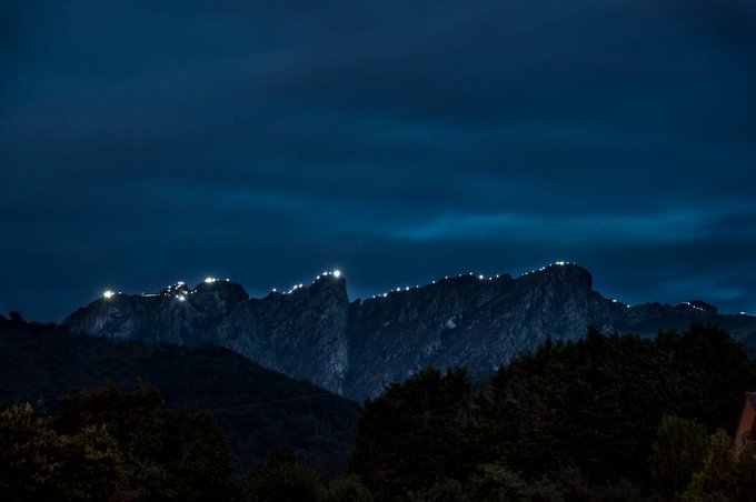 naiz_info's tweet photo. [EN DIRECTO] Luces en Aiako Harriak en solidaridad con los presos políticos catalanes https://t.co/AftaWwdT3c https://t.co/8eY3uGff90