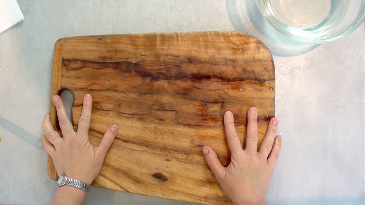 fionasfood4life's tweet image. In today's kitchen skills, I will show you a very simple method in which you can do whenever you're using a chopping board. This will stop it from slipping and you will be able to chop your ingredients with ease. 😉 buff.ly/33a49q4
#cookfromscratch #kitchenskill