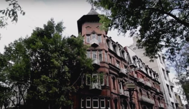 A mediados del siglo XX   Pachita hacía rituales invocando espíritus y fantasmas y hoy en día dicen que se escuchan ruidos extraños por todo el edificio y son los espíritus que Pachita llamó para hacer sus conjuros en... "La casa de las brujas". Río de Janeiro y Durango, CDMX.