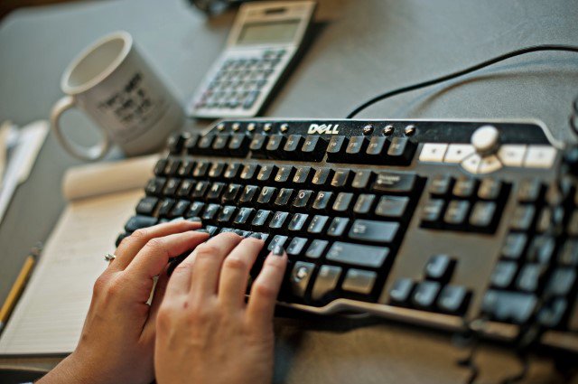 TwoMenCanada's tweet image. Moving Tip: Schedule disconnect times for about a week before your move day -- you don’t want to have to pay for cable, phone and utilities when you aren’t even there! For other helpful moving tips, check out twomenandatruck.ca 

#twomenandatruck #moving #movetips