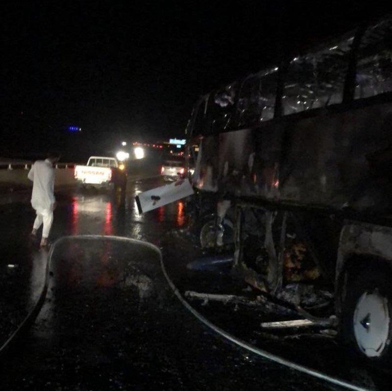 AlMnatiq's tweet photo. الحادث أسفر عن اشتعال النيران في حافلة المعتمرين، ووفاة أكثر من 30 شخصا وإصابة 5 آخرين تم نقلهم  إلى مستشفى الحمنة ووادي الفرع.

https://t.co/Unyq4Bus0M https://t.co/1964y84F5f