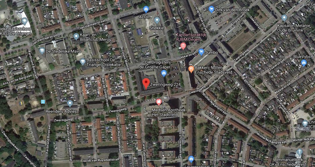 Zojuist #overval gepleegd op een cafetaria Zweringweg #Enschede
3 personen met vuurwapens, lopend vertrokken richting ABN Amro.
1 pers. droeg donker blauwe jas, parajumper. 
Geschat 19 á 20 jaar oud. Iets gezien? Bel 112