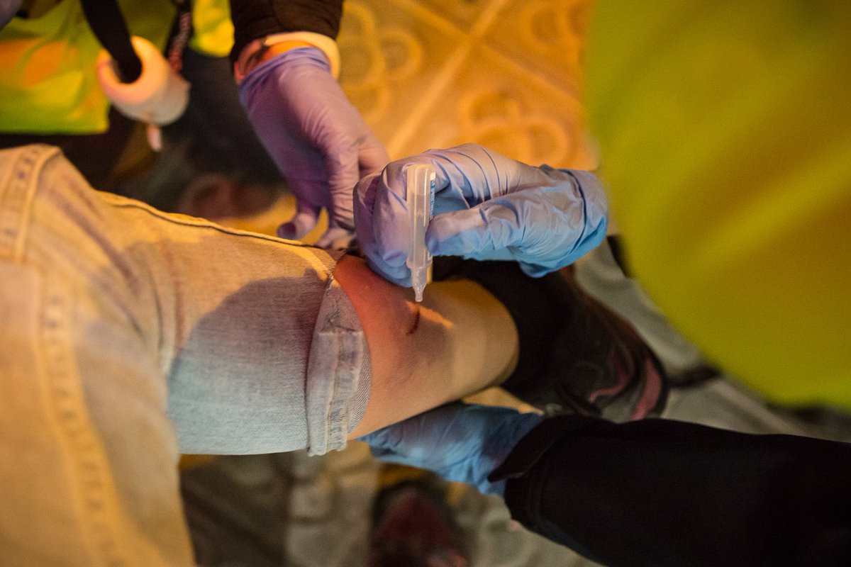 siraesca's tweet photo. Davant la Conselleria d'Interior @mossos ha disparat bales de foam tot i tenir la premsa just davant i acreditada. Una bala ha rebotat a menys d'un pam de la meva cama esquerra mentre estava treballant. Brutal feina dels @SanitarisxRep https://t.co/2z0APyeXvW