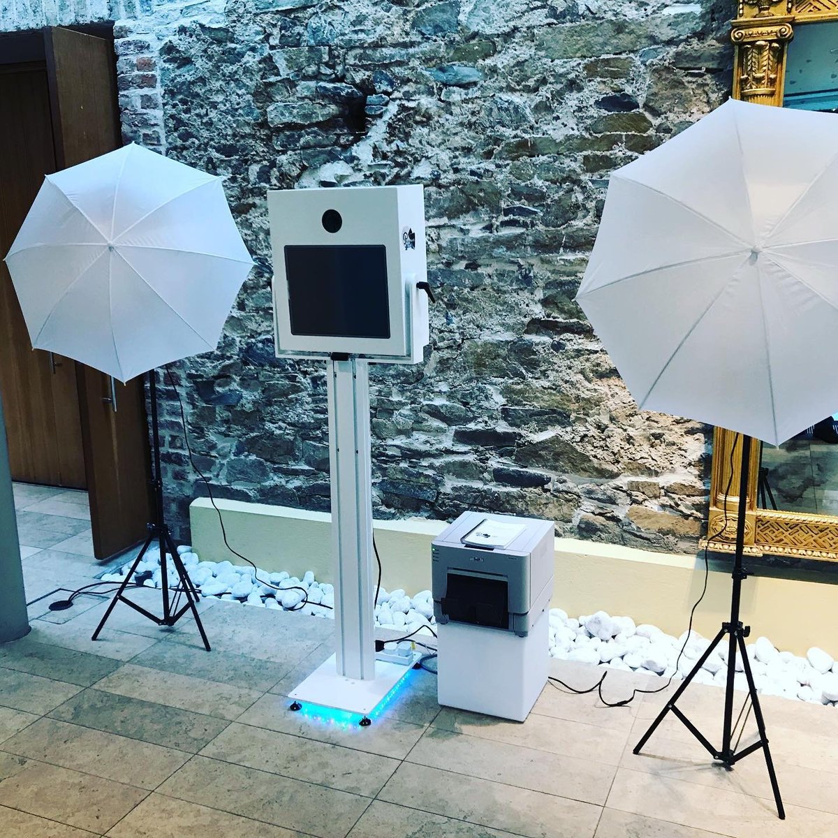 _PhotoboothGuys's tweet image. Our beautiful open booth, great for capturing large crowds #photobooth #photography #WeddingWednesday