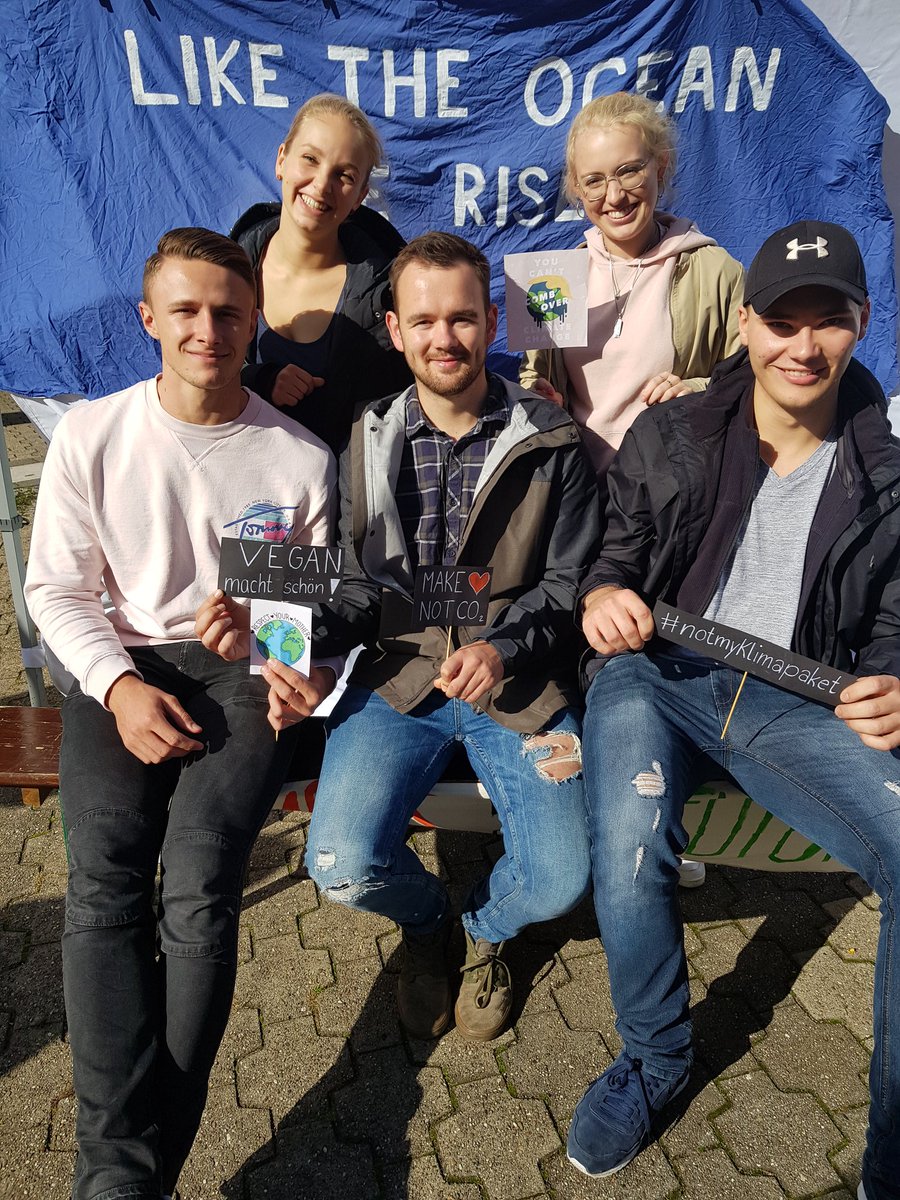 CFFDortmund's tweet photo. Wir haben uns heute auf dem Markt der Möglichkeiten erfolgreich vorgestellt und fleißig Fotos gemacht. Den einen oder anderen konnten wir für uns begeistern. Danke an alle die da waren! Just like the ocean we rise!
#liketheoceanwerise #campusforfuture #campusforfuturedortmund https://t.co/llCHXqNL89