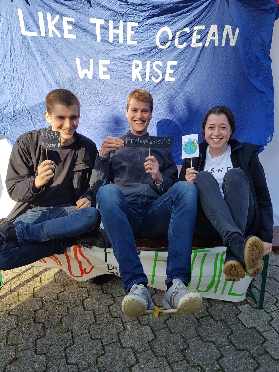 CFFDortmund's tweet photo. Wir haben uns heute auf dem Markt der Möglichkeiten erfolgreich vorgestellt und fleißig Fotos gemacht. Den einen oder anderen konnten wir für uns begeistern. Danke an alle die da waren! Just like the ocean we rise!
#liketheoceanwerise #campusforfuture #campusforfuturedortmund https://t.co/llCHXqNL89