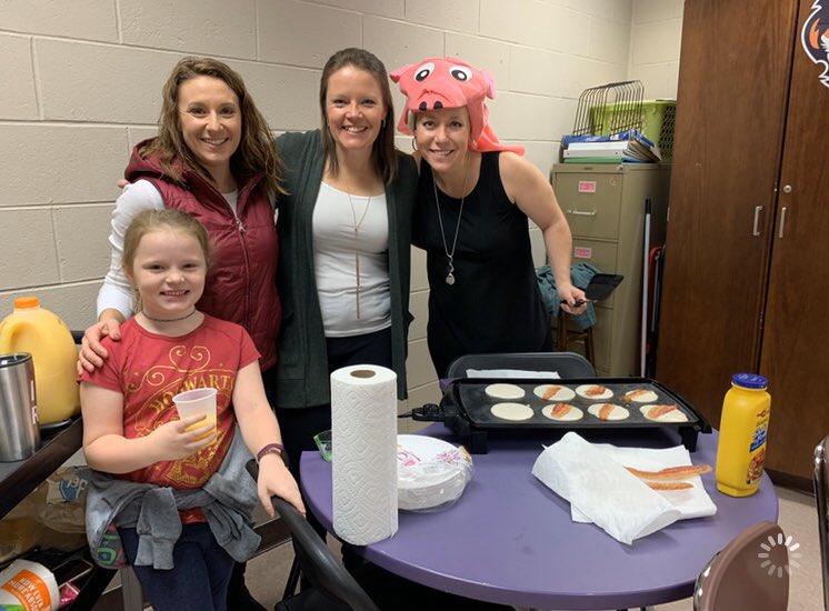 msmelindacooper's tweet photo. Had the BEST morning serving a 🥞 & 🥓 breakfast to this fine Advisory Group @CMColts for winning the September #baconchallenge https://t.co/PCyHt93Uvt