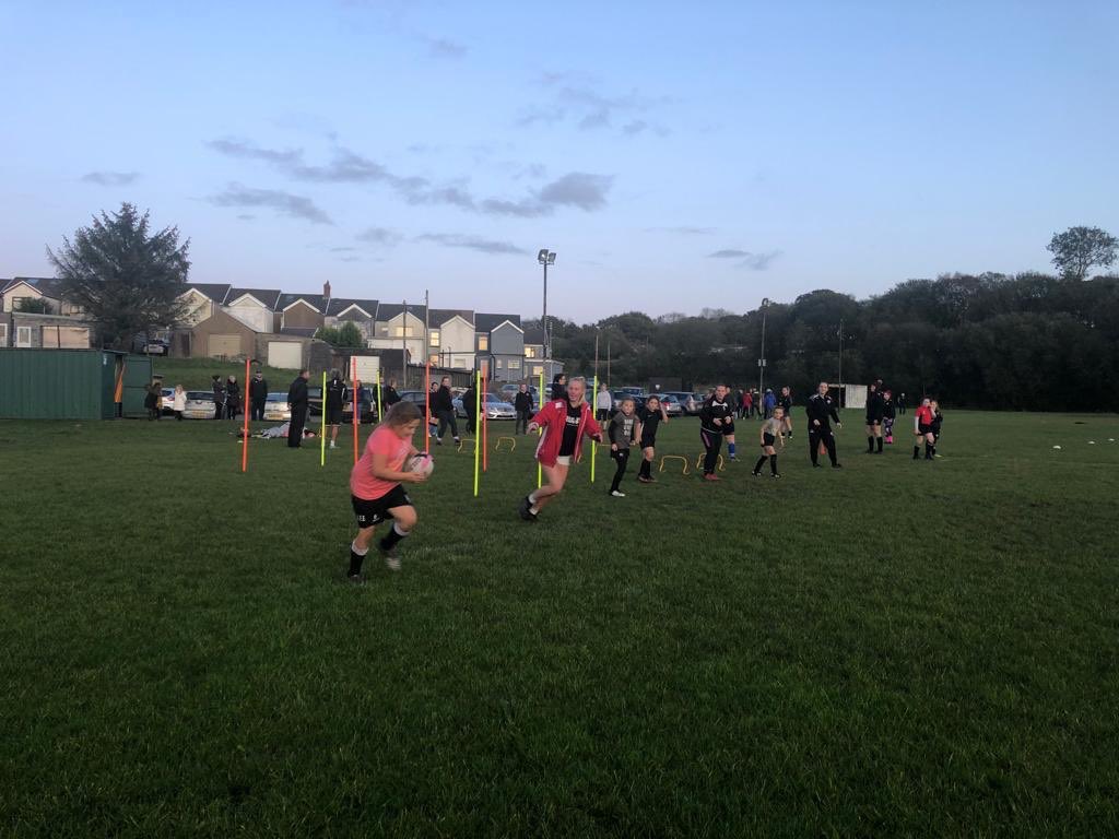 YPiodPinc's tweet photo. Heno fe ddaeth merched dan 9 i’n hymarfer i godi hyder o fewn rygbi merched! Dyma ein dyfodol ni!😍 
In tonight’s training we had girls from under 9’s join us! How amazing?! We’d like to thank the coaches and girls for turning up and adapting their training for this to happen!😍 https://t.co/aySYghQ9JC