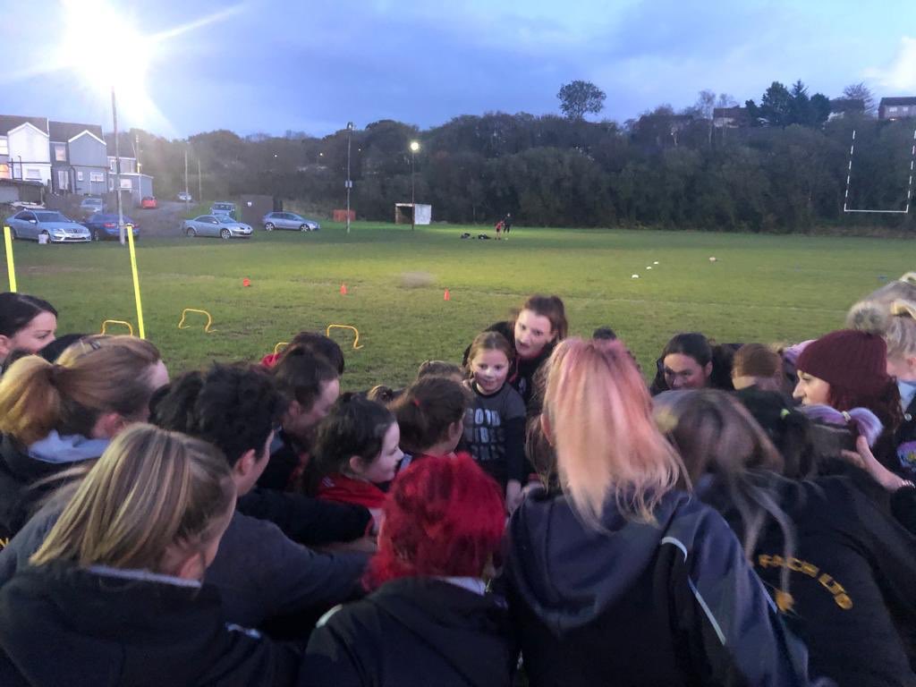 YPiodPinc's tweet photo. Heno fe ddaeth merched dan 9 i’n hymarfer i godi hyder o fewn rygbi merched! Dyma ein dyfodol ni!😍 
In tonight’s training we had girls from under 9’s join us! How amazing?! We’d like to thank the coaches and girls for turning up and adapting their training for this to happen!😍 https://t.co/aySYghQ9JC