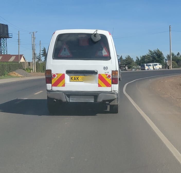 kakautos's tweet photo. #64 Een #Matatu is niet alleen een #kakauto, de meeste chauffeurs van Matatus rijden ook #kak #nicepicture #thankyouNetty https://t.co/pCNLUb0Hmu