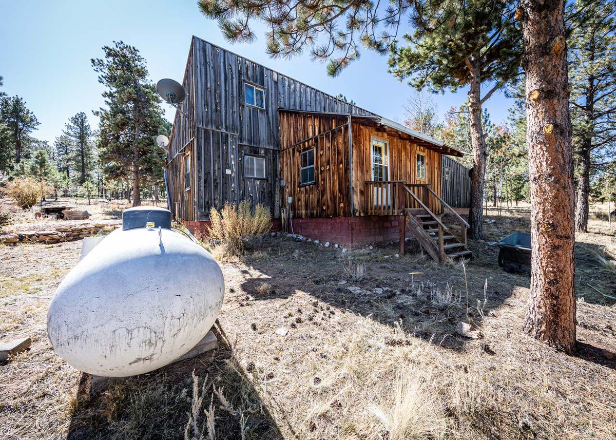 Rustic 1.5 story home between Guffey and Florissant. Great for weekend getaways or a base camp for hunting, fishing and ATVing! 

bit.ly/2nRpUvX

#rusticliving #colorado #homeforsale #cabin #offthegrid
