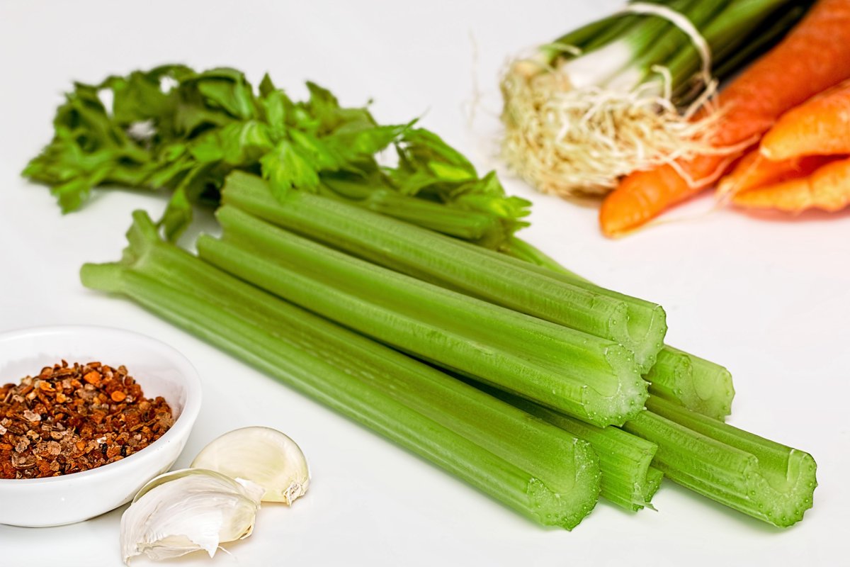 KyOneLouisville's tweet photo. October's #HarvestoftheMonth is Celery! It is low in calories despite being a good source of vitamin K, riboflavin, vitamin B6, pantothenic acid, calcium, magnesium and phosphorous. https://t.co/mF30rQhQTX