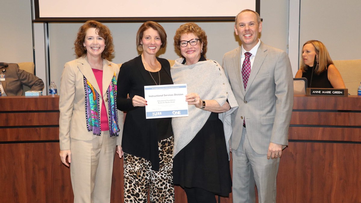Lex1EdFound's tweet photo. We awarded a $20,000 Bucks for Books Grants to @LexingtonOne to support middle school literacy! All 8 middle schools will receive $2,500 to purchase books for classroom libraries. Thanks to our LEAP Education donors for helping to make this amazing grant possible! https://t.co/otzX60knyx