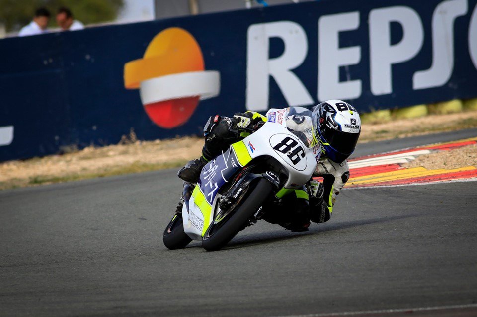 Con el piloto de motociclismo ETC Mario Mayor #86 por su gran espíritu de superación, optimismo y para que pronto lo volvamos a ver " haciendo rugir" el motor de su máquina. Ánimo campeón. Un besito a tu madre !!! 😄😂
#11añosMQUI #ilusion #gaialbacete #navarra