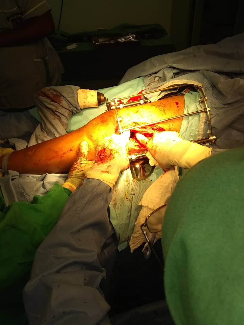 YordanAcanda's tweet photo. Los médicos del Estado Bolivar seguimos siendo la pesadilla de quienes pretenden arrebatarnos los sueños de continuar unido al pueblo venezolano brindando asistencia médica de calidad.
@DiazCanelB 
@japortalmiranda 
@drfgisla 
@CamposYainer 
@bol_mmcven 
@ElsoTamayo https://t.co/RkdE98pLys