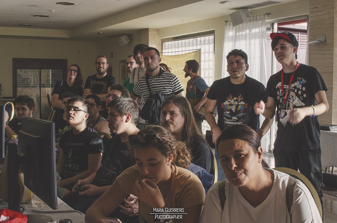 MariaGuerreroPh's tweet photo. Como todo lo bueno se acaba tengo que decir que mi carrete de fotografías del #Vortex3Strike está llegando a su fin... Lo he pasado muy bien en este torneo y me ha hecho mucha ilusión ver a todos los que os conocí el año pasado. Este hilo es el de la final de Tekken! https://t.co/KqLiVhgWXT