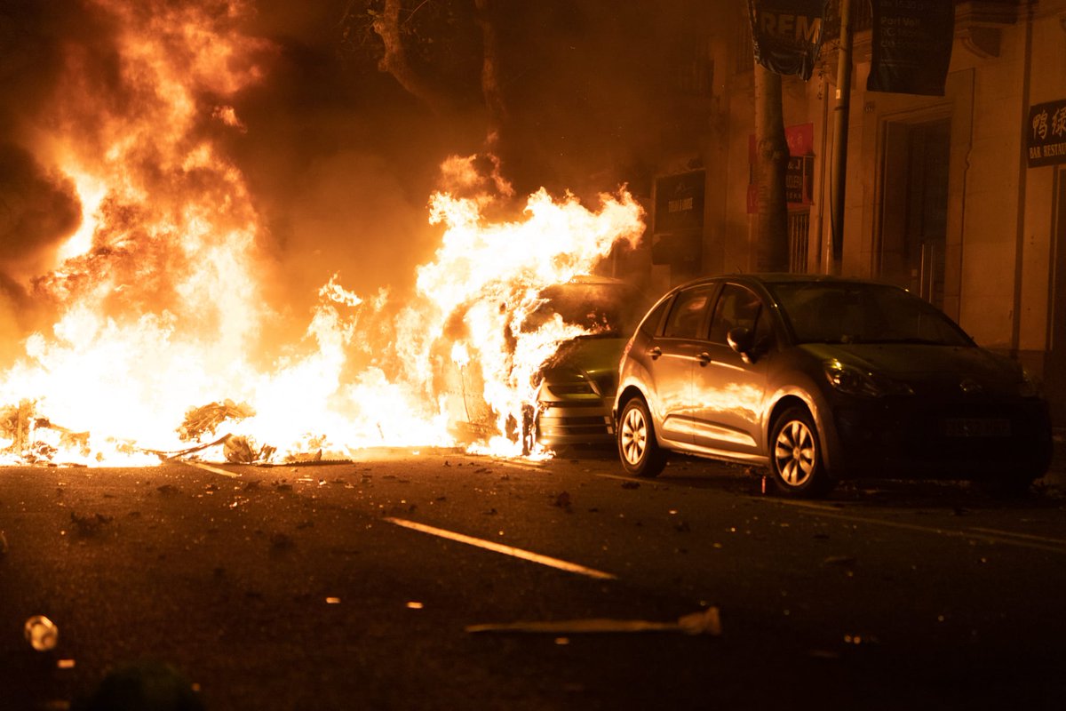 LaVanguardia's tweet photo. Bomberos y algunos vecinos intentan apagar las llamas que han engullido cinco coches en los disturbios de esta noche en Barcelona. 

La manifestación convocada por los CDR en la tercera jornada de protestas deja impactantes imágenes.

📸 Marc Brugat https://t.co/b8V1464AEL
