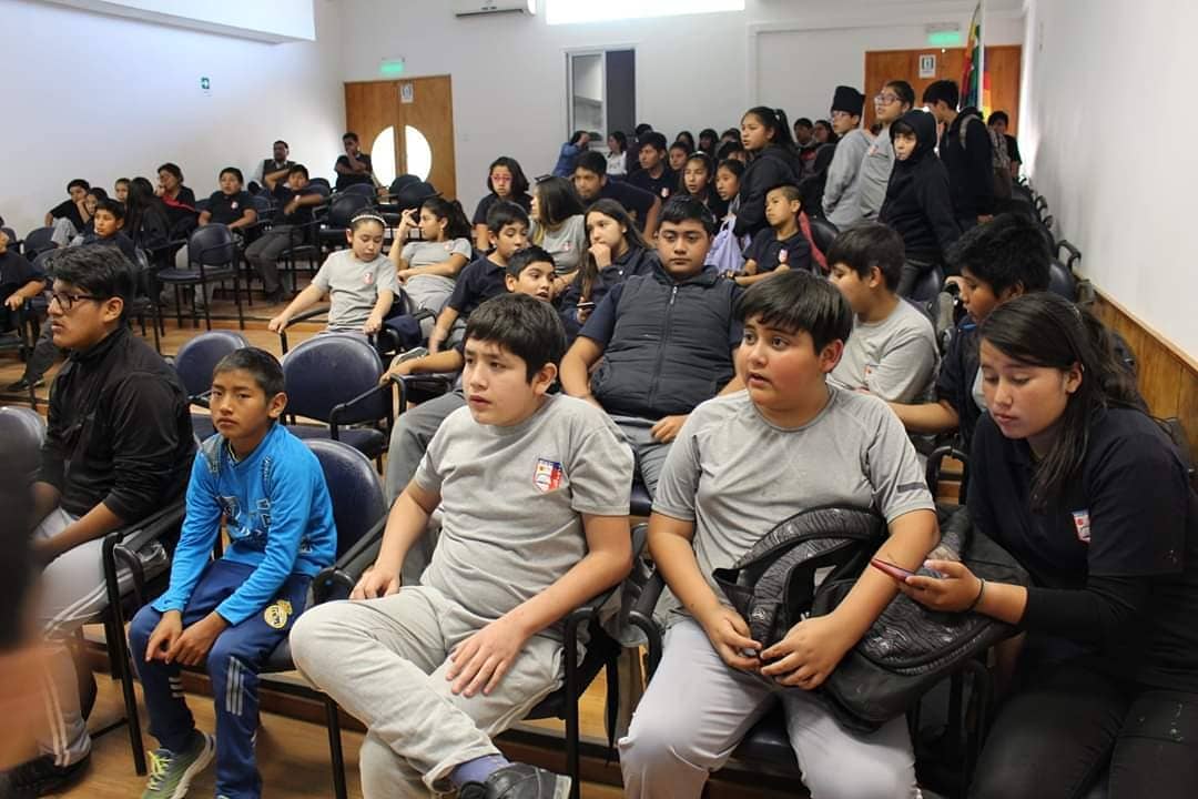 ongtarukari's tweet photo. 🔶Junto a alumnos de 7mo básico a 2do medio del Liceo Huara. Profesionales de Tarukari ONG continúan trabajando en las regiones de Arica y Parinacota y #Tarapaca, con el  proyecto de vinculación territorial a través de la #educaciónambiental y la #fotografía https://t.co/jNFZljJROE