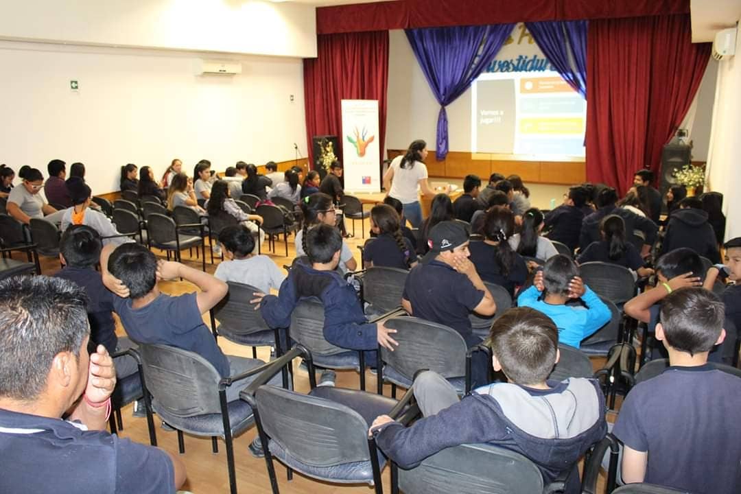 ongtarukari's tweet photo. 🔶Junto a alumnos de 7mo básico a 2do medio del Liceo Huara. Profesionales de Tarukari ONG continúan trabajando en las regiones de Arica y Parinacota y #Tarapaca, con el  proyecto de vinculación territorial a través de la #educaciónambiental y la #fotografía https://t.co/jNFZljJROE