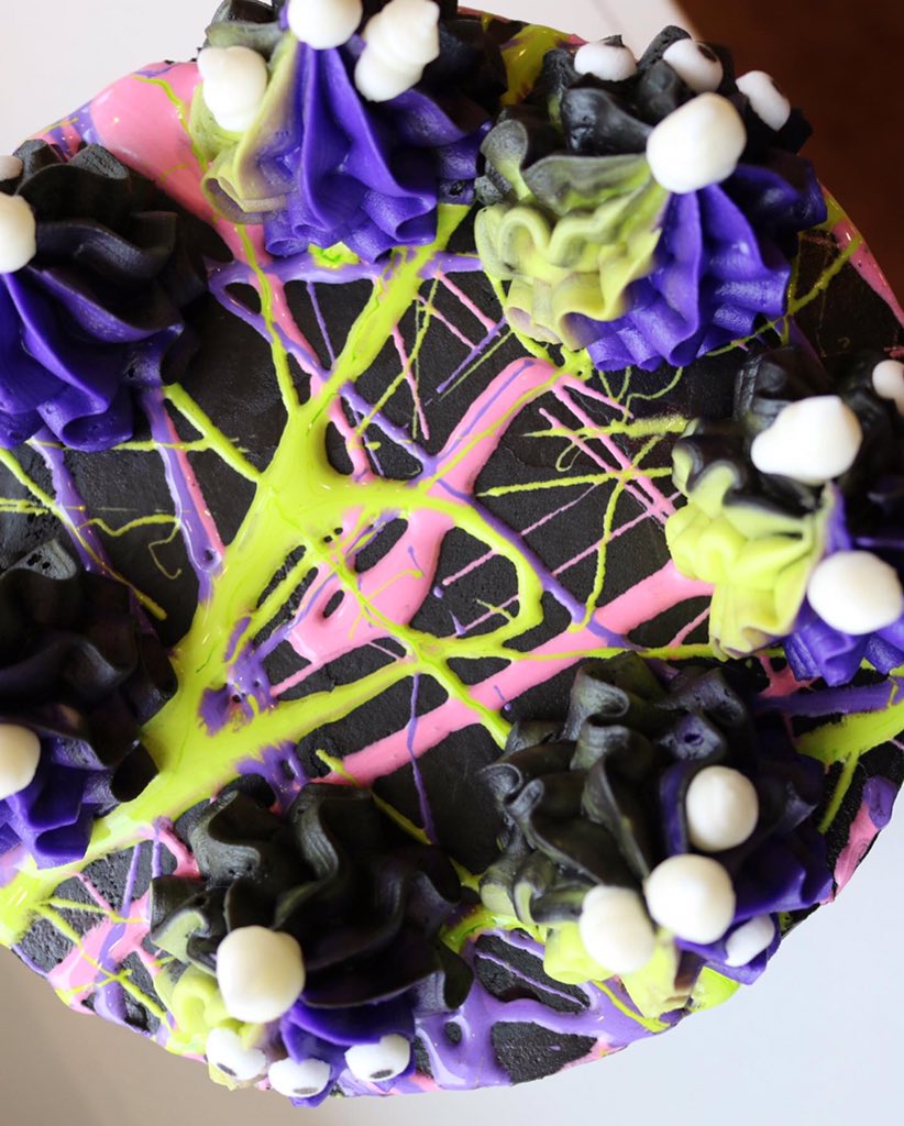 3sweetgirlscake's tweet photo. Free Cake Friday! Can you tell we’re prepping our Halloween menus?!
This week the giveaway is chocolate chip cheesecake flavor.
Enter to win this cake for pickup Friday on INSTAGRAM!. #3sweetgirlscakery #halloween #halloweencake #splattercake #cake #cincinnaticake #freecake https://t.co/zf2FlZr395