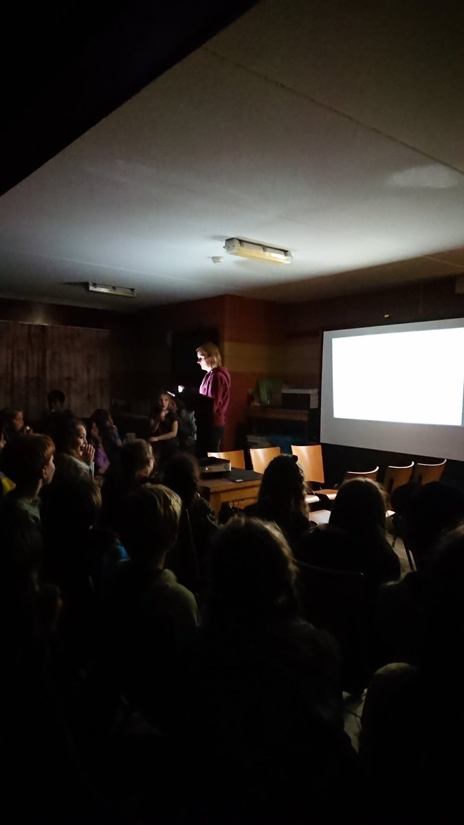 AWOEEEEEEEEE! De bovenbouw kreeg een spannend verhaal te horen. Iets met #kastanjes en #driecirkels