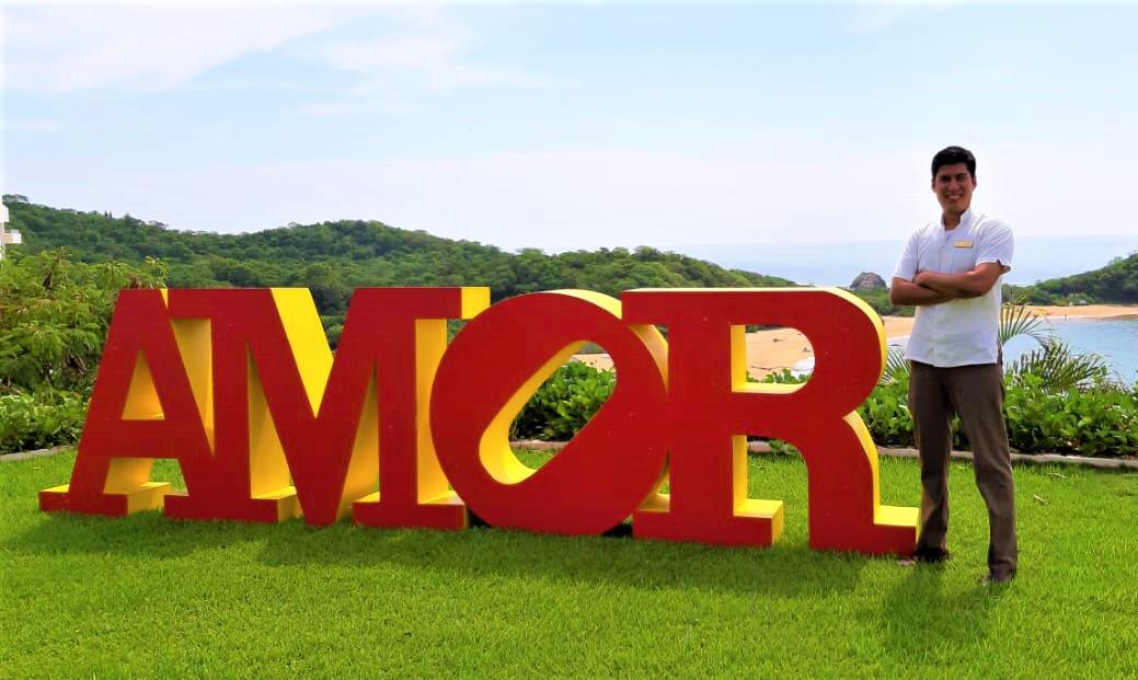 Luis is our fabulous Wedding Coordinator at #SecretsHuatulco Resort &amp; Spa. 👰 💐 
All our packages include the attention of our professional team to make your dream wedding come true.  
Reserve your date at weddings.sechu@secretsresorts.com | +52 (958) 5830500
#WeddingWednesday