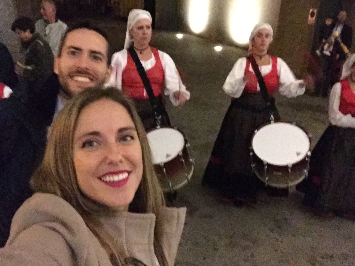 begotiessler's tweet photo. Al ritmo del peregrinaje de gaitas hacia el cóctel de inauguración! Vaya ideon!! #SEMERGEN19 #HiloSEMERGEN19 https://t.co/Ftnrj2FHtP
