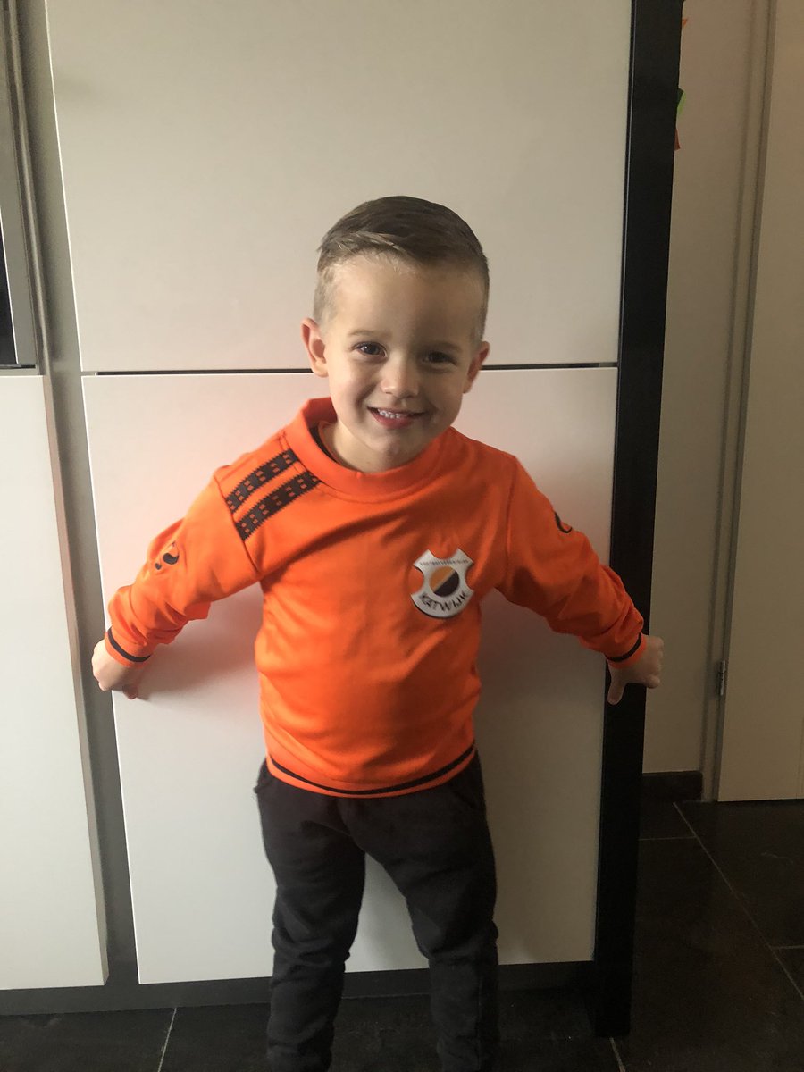 Gerardkwnoord's tweet photo. Vandaag eerste training gehad. Super trots op me vent en hij had voornamelijk plezier! Dan kan je zelf ook alleen maar genieten! @vvkatwijk #minioren https://t.co/RIGdvS0YUG