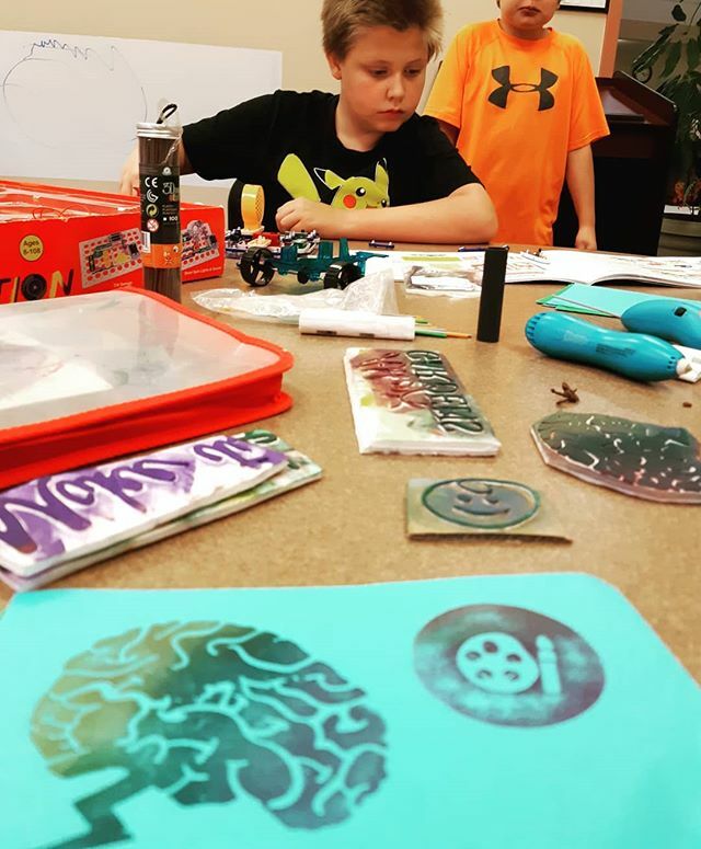 Snap circuits, 3D doodling and stamps oh my! These Minimakers are blowing my mind <a href="/haliburtoncpl/">Haliburton County Public Library</a> today. 
#librarymakerspace #snapcircuits #3doodler #cricutmachine ift.tt/2Bfw7os