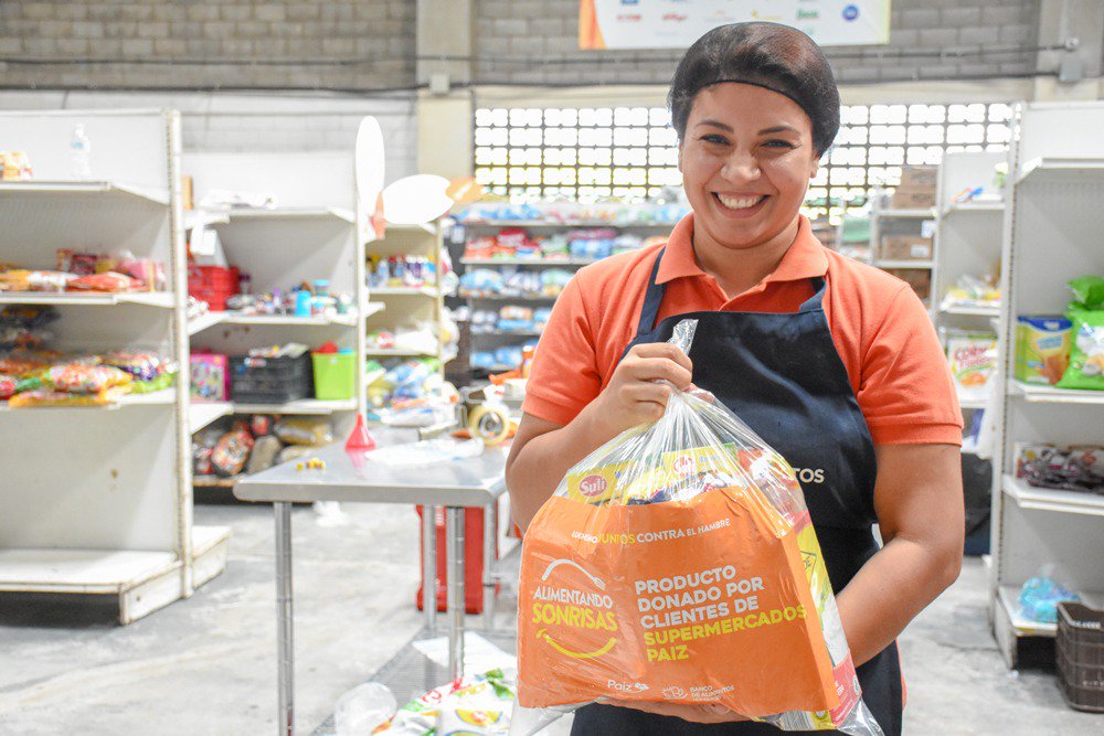 Hoy en el Día Mundial de La Alimentación, recibimos 1,789 kilos de alimentos donados por los clientes de Supermercados Paiz Honduras en la campaña Alimentando Sonrisas 😃 estos alimentos serán distribuidos a diferentes organizaciones asistenciales en el país 🧡🍽 

<a href="/porlagenteWM/">Walmart Por la gente</a>