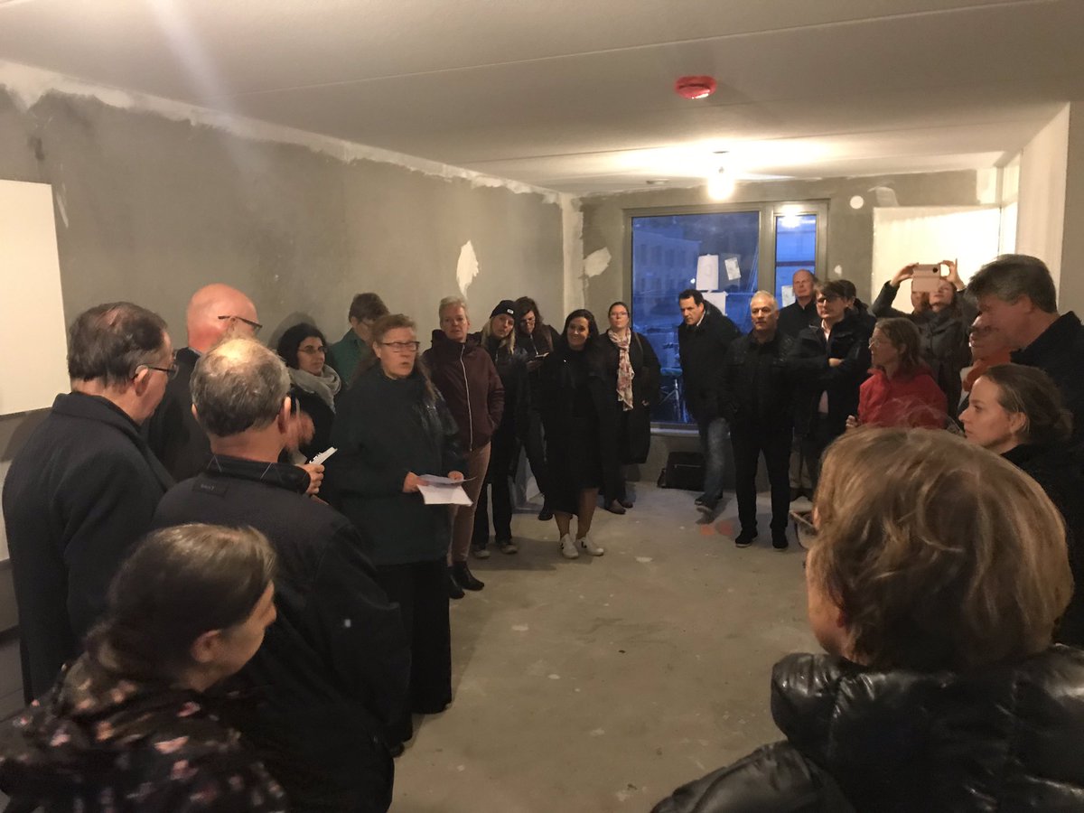 Mooie avond, de gemeenteraad op bezoek in Leidsche Rijn Centrum, place2BU <a href="/woonvereniging/">Place2BU Woonvereniging</a>, eerste woningen Leeuwensteyn. Wat een prachtig nieuw gebied om te werken en wat wordt er nog veel bijgebouwd <a href="/DOCKUtrecht/">DOCK Utrecht</a> <a href="/Susanne_DOCK/">Susanne Stokvis</a> <a href="/WBleidscherijn/">Wijkbureau Leidsche Rijn</a>