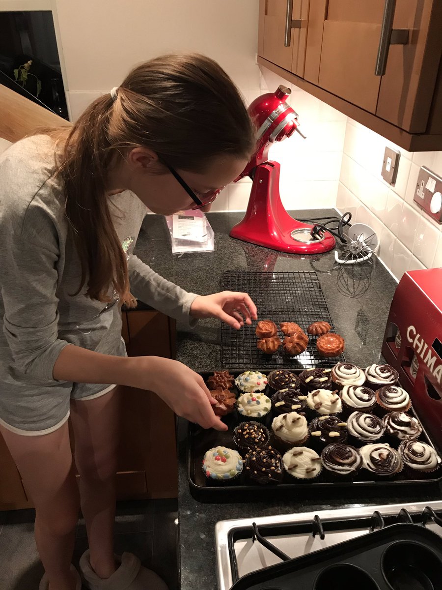 ada363432's tweet photo. @CGSG_History Someone is still busy preparing for tomorrow 🧁🧁🧁 https://t.co/TJV7ITSU4H