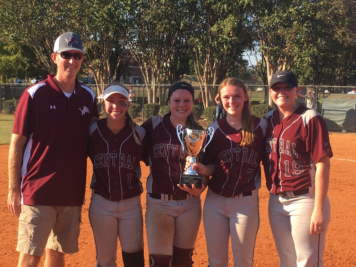 JGriff97's tweet photo. These senior Lions reminds me of another group of seniors from a few years ago. @emilyjwill @maddie_jo15 @LoganHNorth @KaylaSales Time to chase another ring! 💍 https://t.co/A623hVhF6G