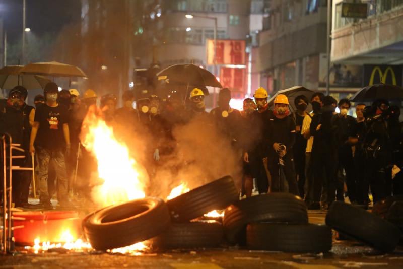 remonwangxt_'s tweet photo. 香港暴徒暴乱的借口可以有千万个，说什么没自由、没民主，但是暴乱的目标只有一个，那就是“破坏社会秩序”，试问一个向无辜市民，向警察扔燃烧弹、刺伤警员的人有什么资格谈自由民主！这不是示威，这是要杀人。抵制暴徒和港独份子，力挺香港警方从严执法，保证国家领土完整，维护香港的繁荣稳定。 https://t.co/AgqHQxUPid