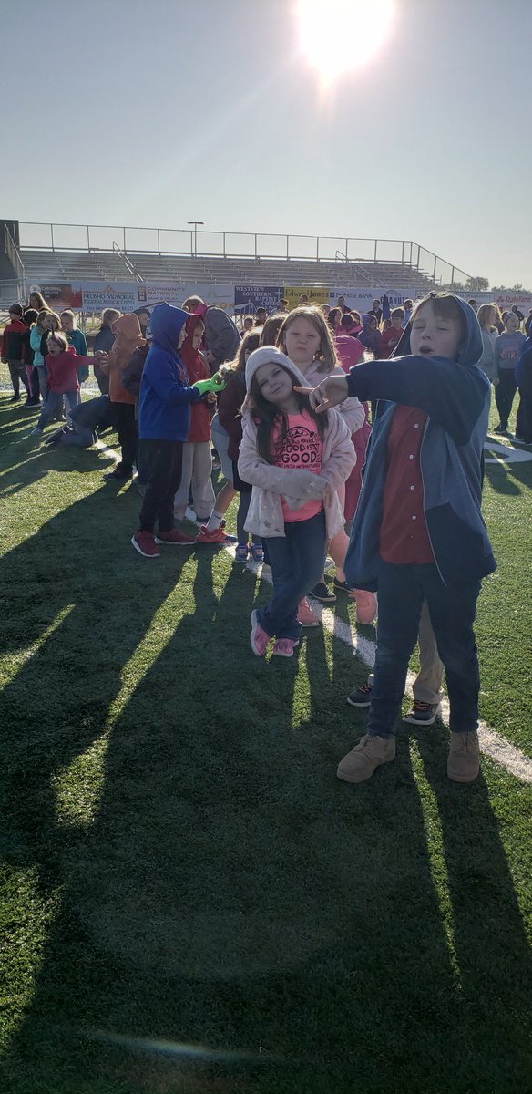 _hannah_wolf_'s tweet photo. Some shots from our big apple #crunchoff challenge today! 2,300 apples were "crunched" on at the CHS stadium! #farmtoschool #localfood #chanutestars https://t.co/zFE754w78b