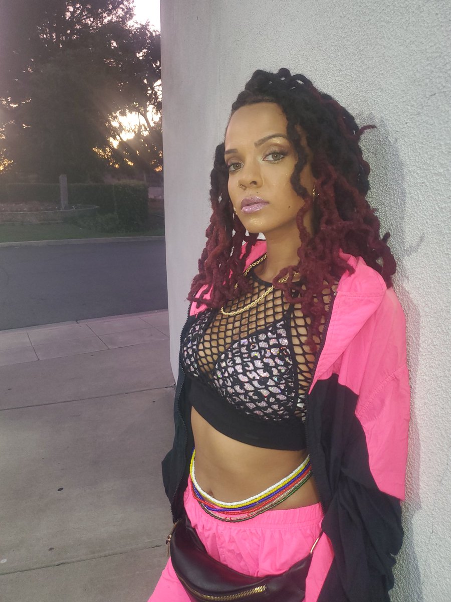 TaiChalla's tweet photo. I just realized. The middle school girl in me popped out last night. Took 'excuse me miss' vibes and actually had the same fit as his dancers lmaoooo. #oakland #dancerforever #breezy @chrisbrown https://t.co/LYWaCw2zoo