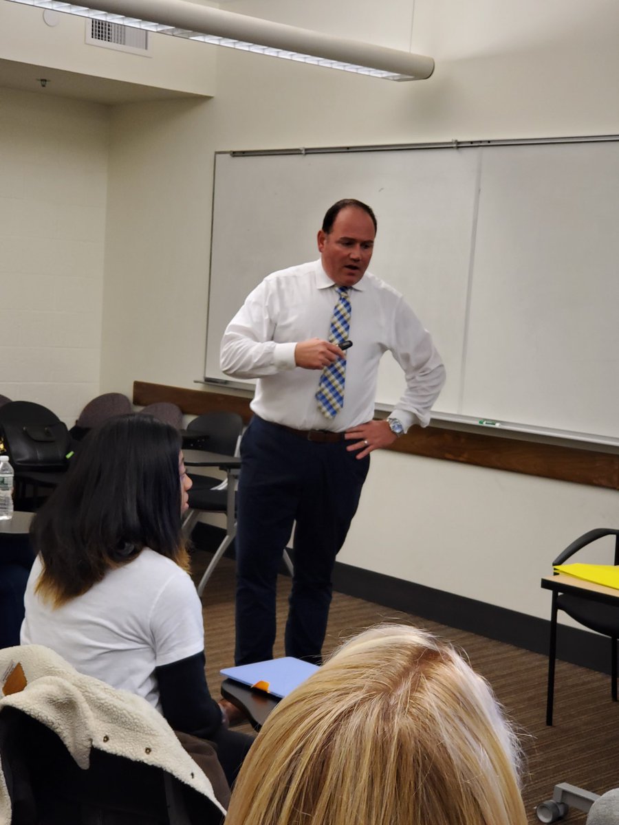 EllieKousidis's tweet photo. Wow! What a great visit from Davenport principal @MichaelPisseri! Our @FairfieldU #edtechies heard about the role of tech, the importance of mindset & school climate & so much more! Thank you for joining us! #SPSMIND #GSEAP #KousMD300 https://t.co/xa7K8phL0Y