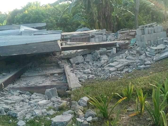 GMA_SocialHub's tweet photo. Simbahan ng Balnate Alliance Church sa Magsaysay, Davao del Sur ang bumagsak dahil sa Magnitude 6.3 na lindol kagabi .

|via One Mindanao

📷 Ronnie Jhun Villar-Paderog Dico-Otero https://t.co/eCJIsyjcsn